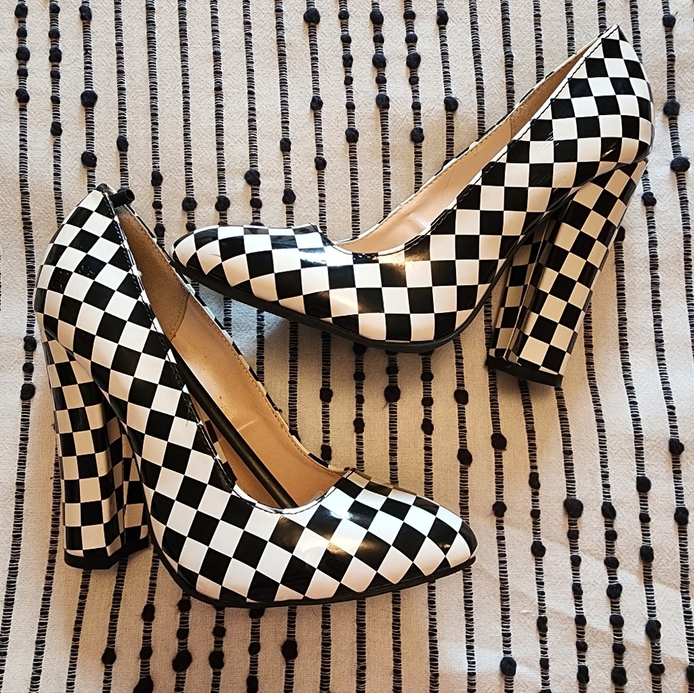CHECKERED PUMPS